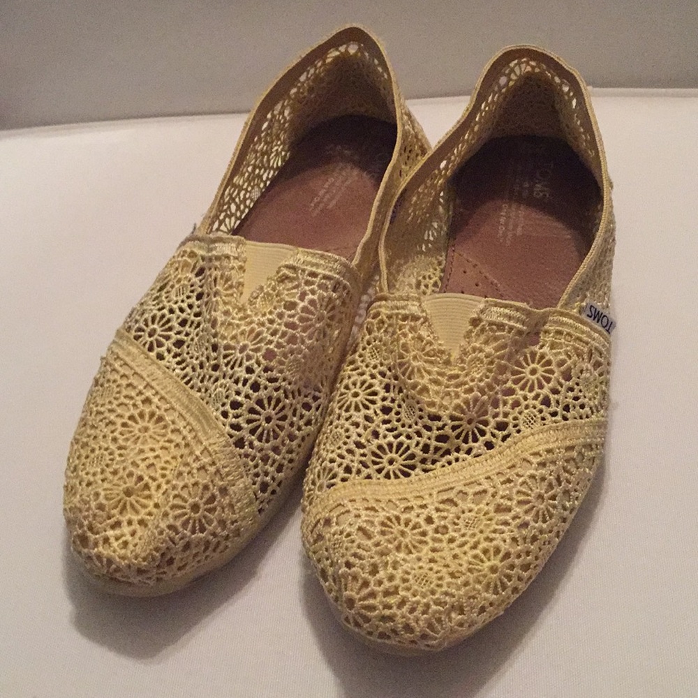 🌻🌼 TOMS yellow lace slip on shoes size 12 🌻🌼